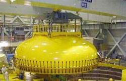 原子炉格納容器蓋取付け作業の様子（写真）
