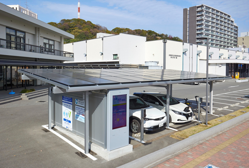 完全自立型給電ステーション（広島産業会館における実証設備）の外観