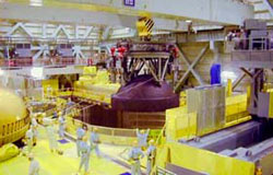 原子炉圧力容器開放作業の様子(写真)