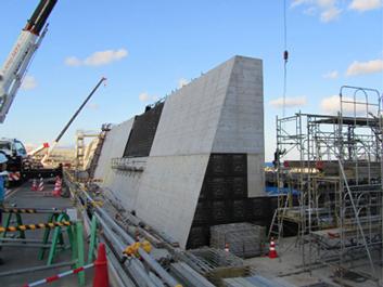 工事中の津波防波壁