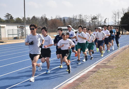 エネルギアランナーズスクールで子どもたちと一緒に走る様子