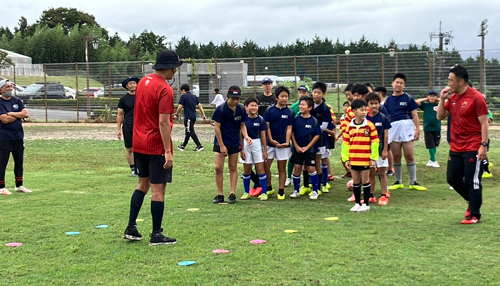 エネルギアラグビースクールで子供たちに指導する様子