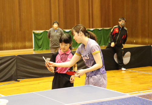 エネルギア卓球スクールで子供たちに指導する様子