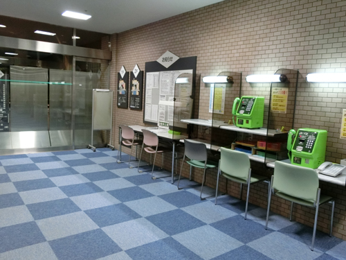 本館1階 正面玄関付近の写真