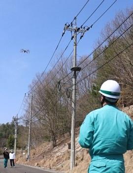 ▲ドローンパイロット教育の様子（配電設備の空撮訓練）