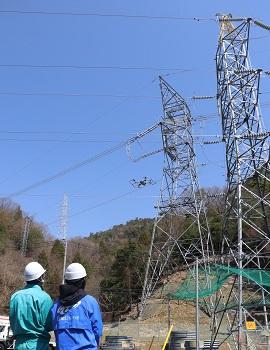 ▲ドローンパイロット教育の様子（送電設備の空撮訓練）