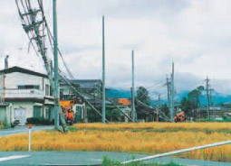 電柱倒壊、復旧作業